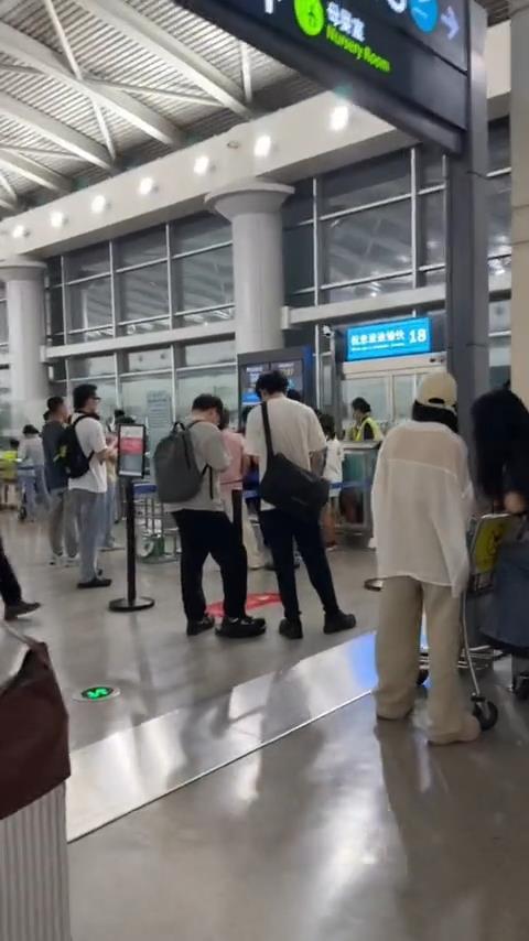 恒富配资 厦航一航班因大雾延误至凌晨被通知取消，乘客：次日补班航班又延误，行程被耽误近15个小时